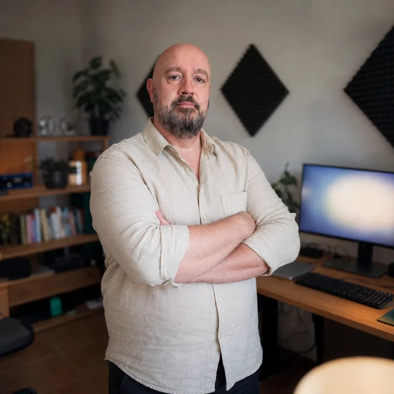 Eric Dieperink in zijn werkkamer